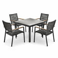 Table carrée de jardin en métal et placage pierre avec 4 chaises en corde et accoudoirs en bois